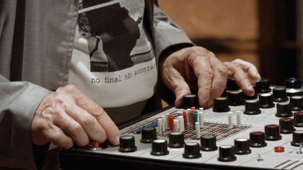 Documentário traz história da música eletrônica no Brasil desde 1960